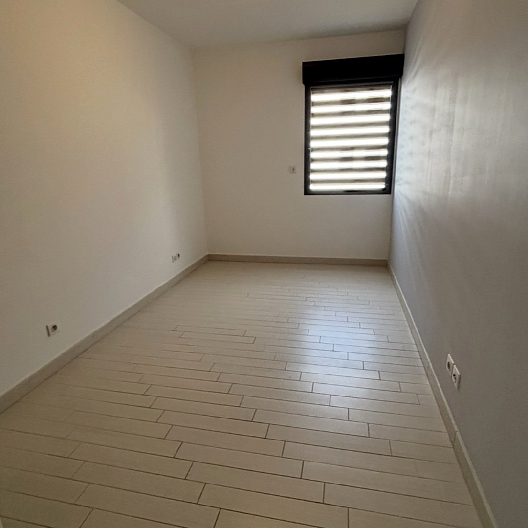 La chambre entièrement vidée, prête à être relouée.