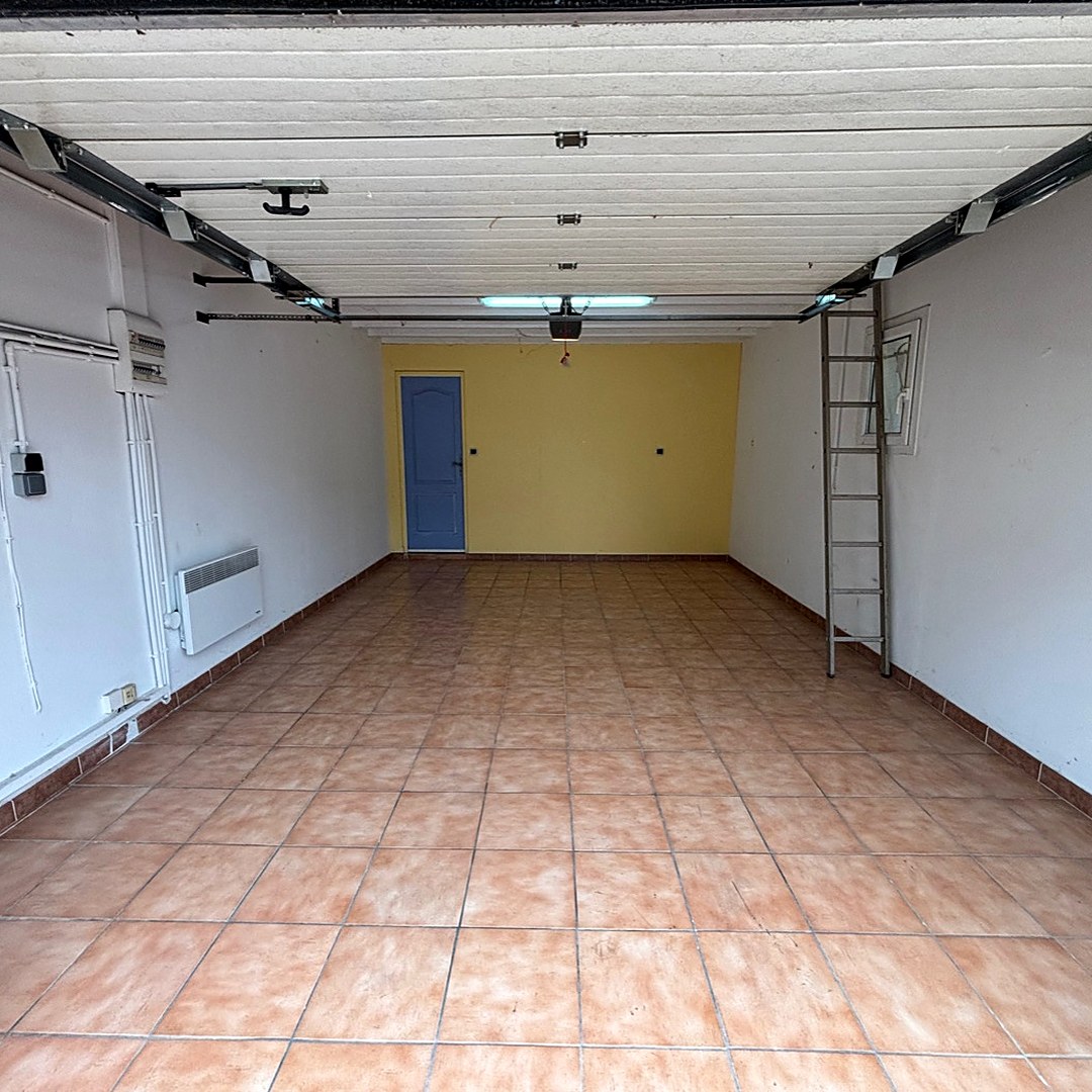Le garage entièrement vidé, sol balayé.